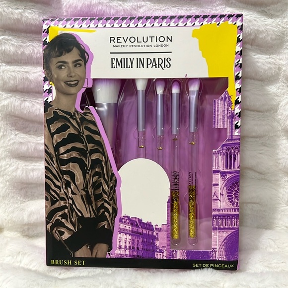 HOST PICK Revolution Emily in Paris 5 Piece Brush Set & Makeup Set - Picture 6 of 14